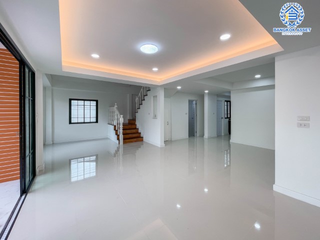 *****บ้านเดี่ยวมือสอง นนทบุรี ม.กฤษดานคร10 รัตนาธิเบศร์ เนื้อที่กว้างขวางมากถึง 71 ตร.ว. ฟังก์ชัน 4 ห้องนอน 4 ห้องน้ำ ที่จอดรถ 3 คัน บ้านสวย ตกแต่งสไตล์โมเดิร์น พร้อมเข้าอยู่ได้ทันที! โครงการตั้งบนทำเลแห่งการเดินทาง ใกล้รถไฟฟ้าสายสีม่วง "สถานีสามแยกบางใหญ่" และจุดขึ้นทางด่วน "กาญจนาภิเษก" จองด่วน!